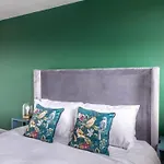 Centralised 2 Bedroom By Prestige Lets *