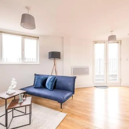 Centralised 2 Bedroom By Prestige Lets