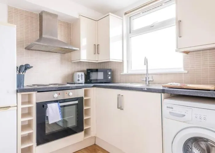 Centralised 2 Bedroom By Prestige Lets